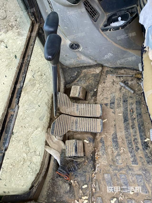 行走控制手柄和踏板?俯拍（駕駛室部分）