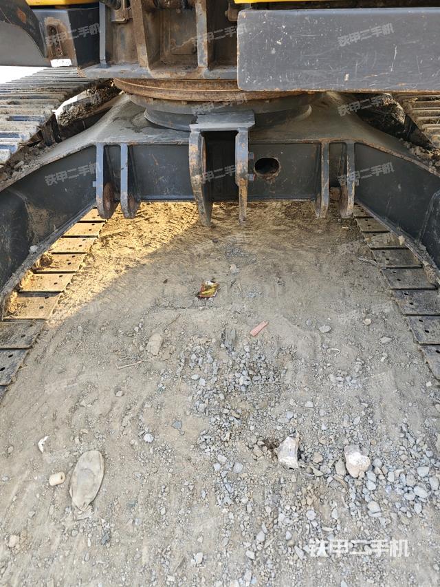 轉(zhuǎn)盤和下車架正前（工作和回轉(zhuǎn)裝置）