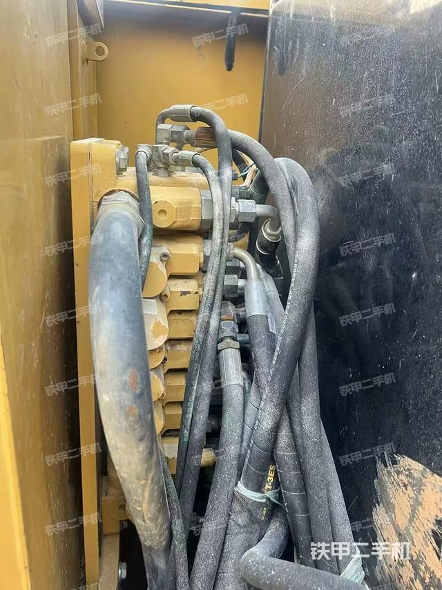 回转马达和主控阀（整机外观）