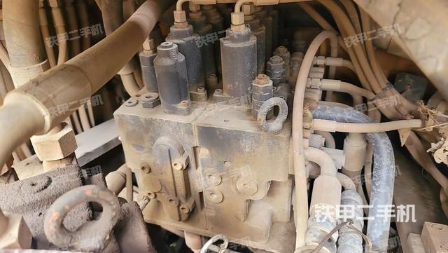 回转马达和主控阀（整机外观）