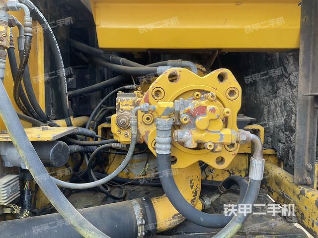 液压泵舱室正面整体（整机外观）