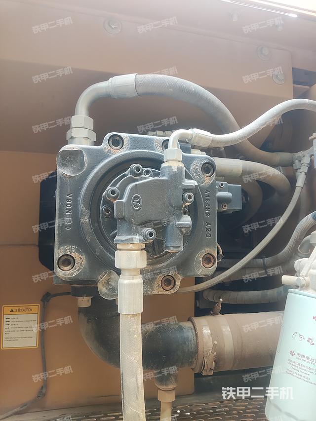 液压泵舱室正面整体(整机外观) 液压泵舱室正面整体(整机外观)