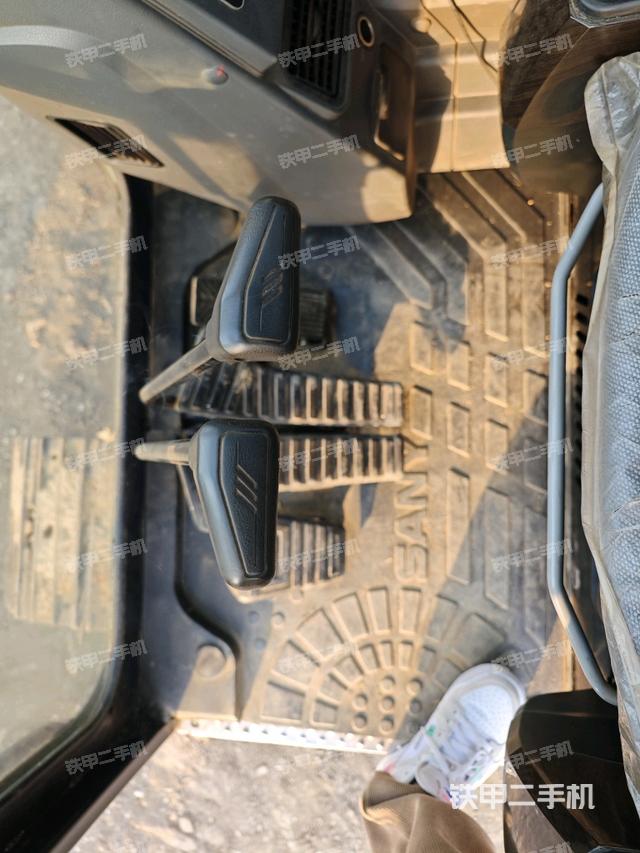 行走控制手柄和踏板?俯拍（駕駛室部分）