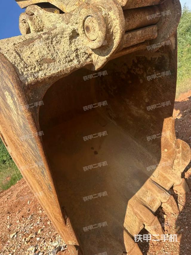 鏟斗右后整體(工作和回轉(zhuǎn)裝置) 鏟斗右后整體(工作和回轉(zhuǎn)裝置)