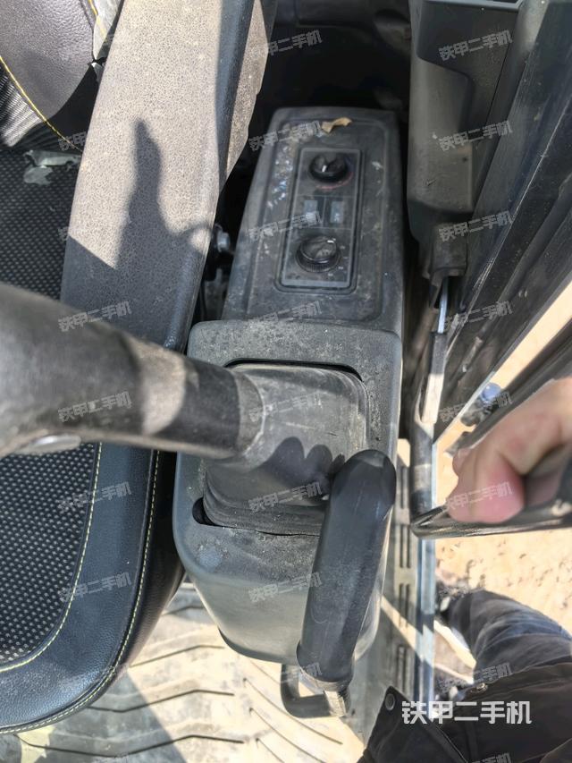 座椅左側(cè)控制臺/音響/含左手柄（駕駛室部分）