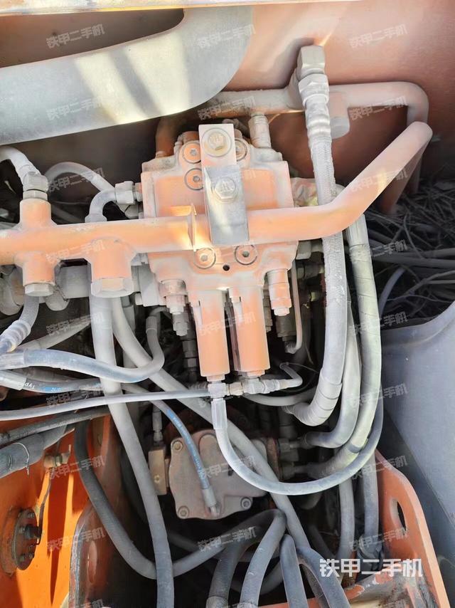 回轉(zhuǎn)馬達(dá)和主控閥（整機(jī)外觀）