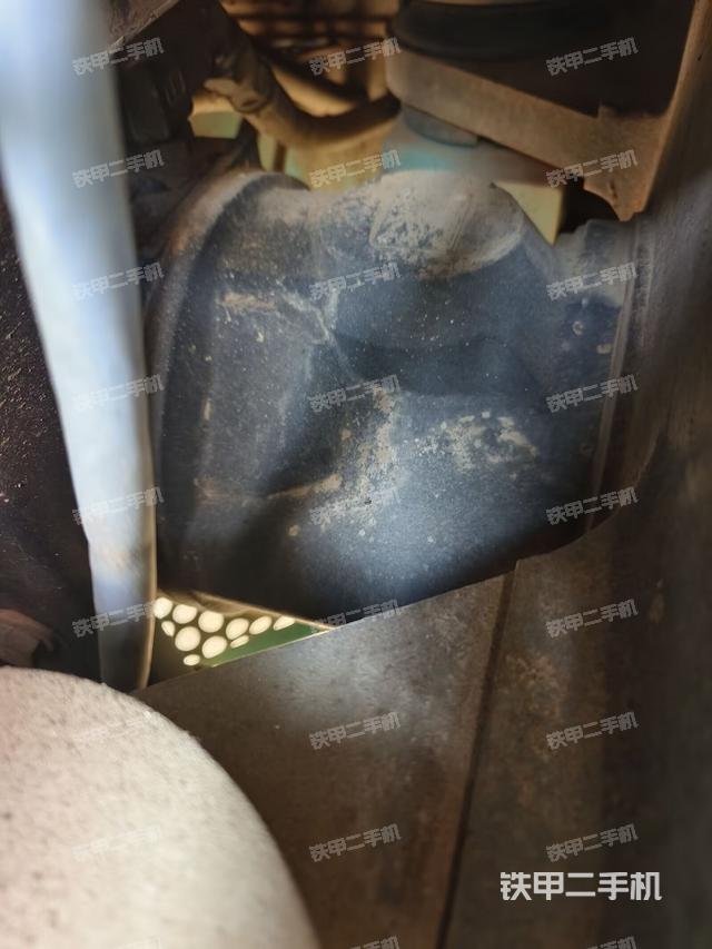 液壓泵艙室正面整體(整機外觀) 液壓泵艙室正面整體(整機外觀)