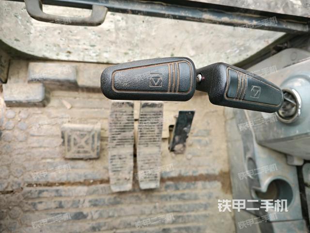 行走控制手柄和踏板?俯拍（駕駛室部分）