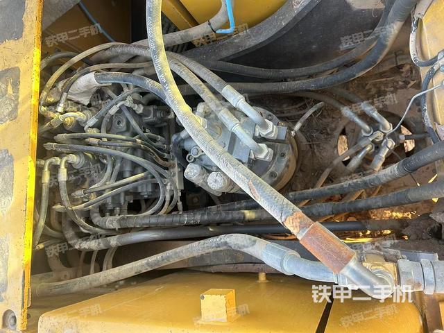 回轉(zhuǎn)馬達(dá)和主控閥（整機(jī)外觀）