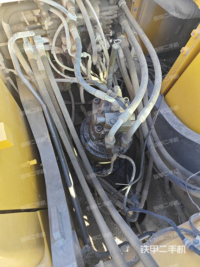 回转马达和主控阀（整机外观）