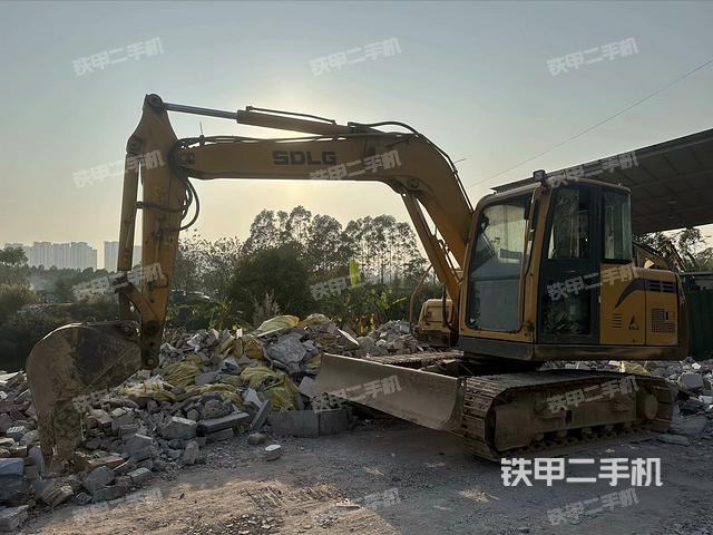山东临工E690F挖掘机