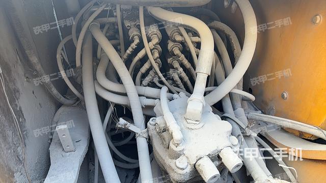 回转马达和主控阀（整机外观）