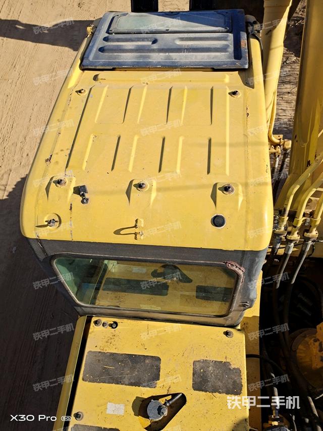 駕駛室頂部(整機(jī)外觀) 駕駛室頂部(整機(jī)外觀)