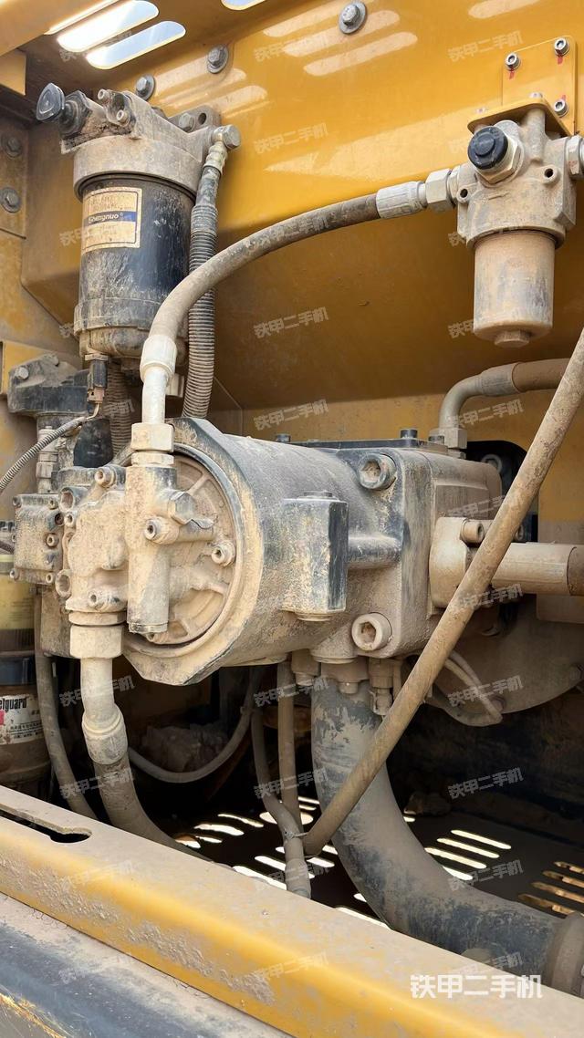 液壓泵艙室正面整體(整機(jī)外觀) 液壓泵艙室正面整體(整機(jī)外觀)