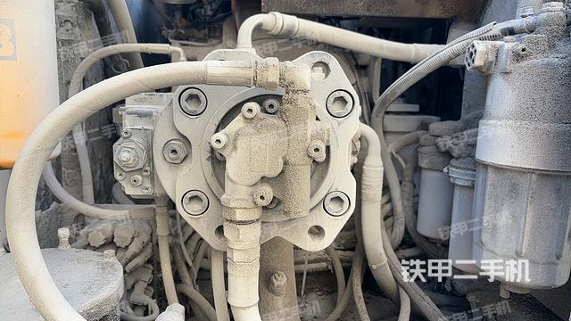 液压泵舱室正面整体（整机外观）