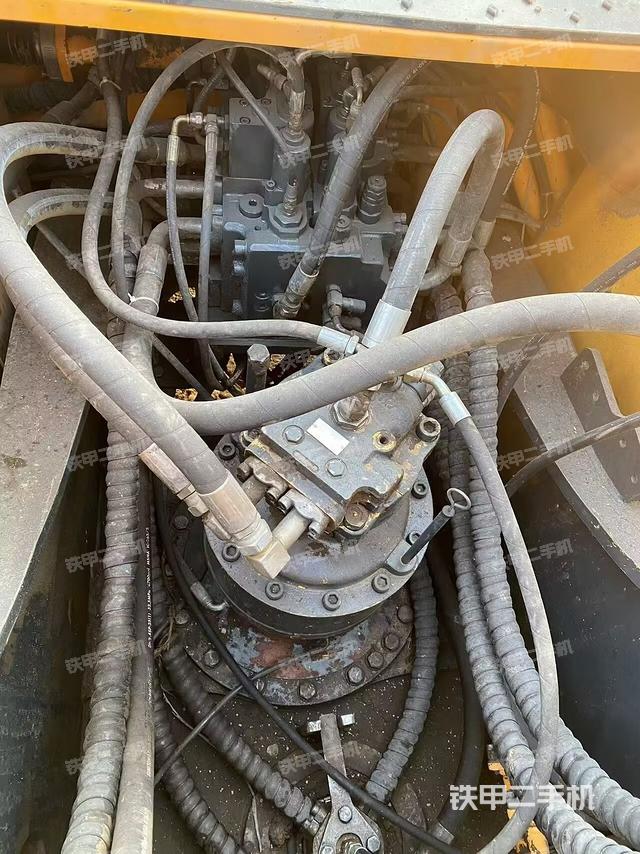 回轉馬達和主控閥(整機外觀) 回轉馬達和主控閥(整機外觀)