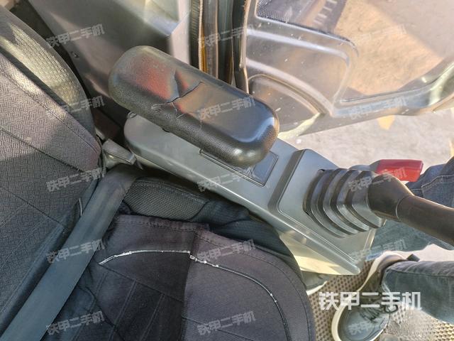 座椅右側(cè)控制臺(tái)/鑰匙門/油門/含右手柄（駕駛室部分）