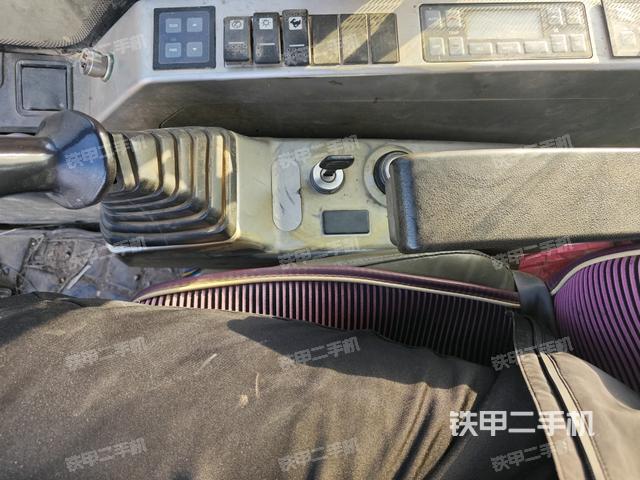 座椅右側(cè)控制臺/鑰匙門/油門/含右手柄(駕駛室部分) 座椅右側(cè)控制臺/鑰匙門/油門/含右手柄(駕駛室部分)