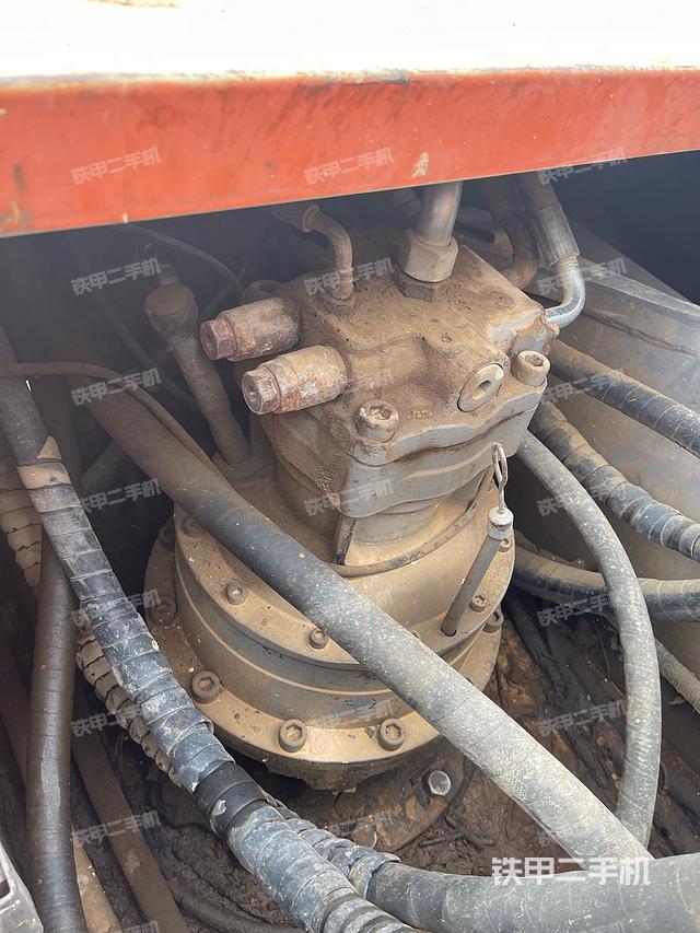 回轉(zhuǎn)馬達(dá)和主控閥（整機(jī)外觀）