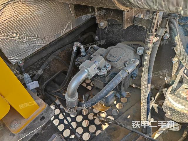 液壓泵艙室正面整體（整機(jī)外觀）