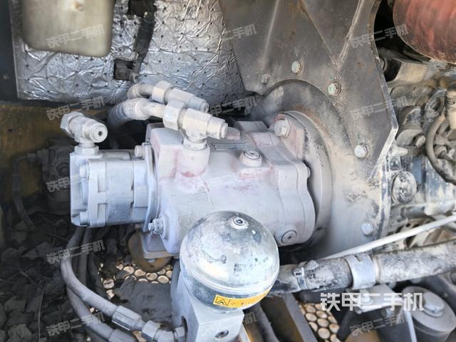 液壓泵艙室正面整體(整機外觀) 液壓泵艙室正面整體(整機外觀)