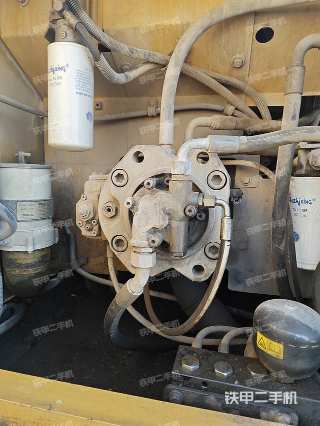 液压泵舱室正面整体（整机外观）