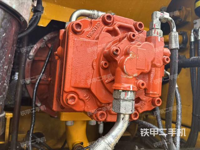 液压泵舱室正面整体（整机外观）