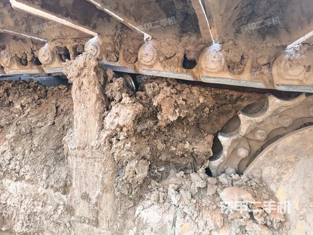 左側(cè)履帶全景(推土機(jī)底盤及工作裝置) 左側(cè)履帶全景(推土機(jī)底盤及工作裝置)