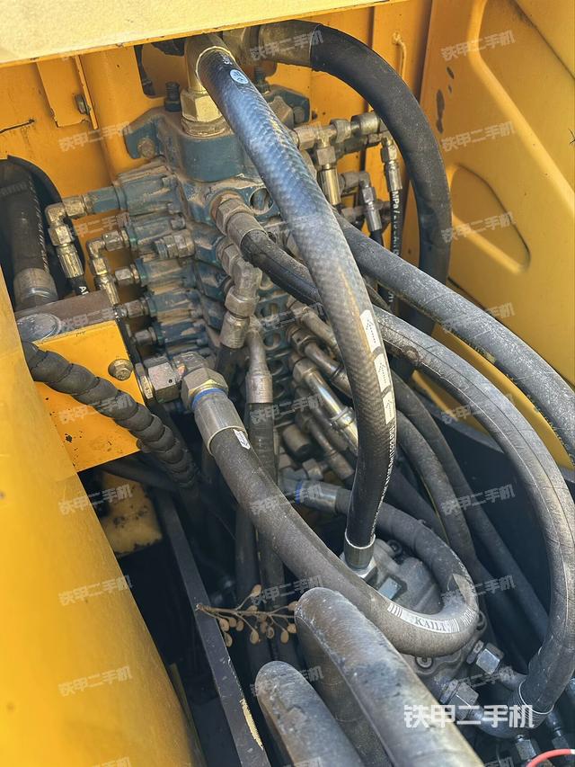 回轉(zhuǎn)馬達(dá)和主控閥（整機(jī)外觀）