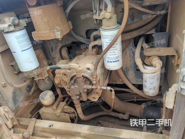 液壓泵艙室正面整體(整機外觀) 液壓泵艙室正面整體(整機外觀)