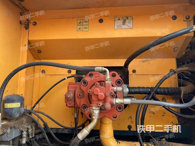 液壓泵艙室正面整體(整機外觀) 液壓泵艙室正面整體(整機外觀)