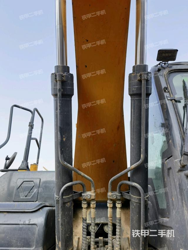 大臂油缸整体 竖拍（工作和回转装置）