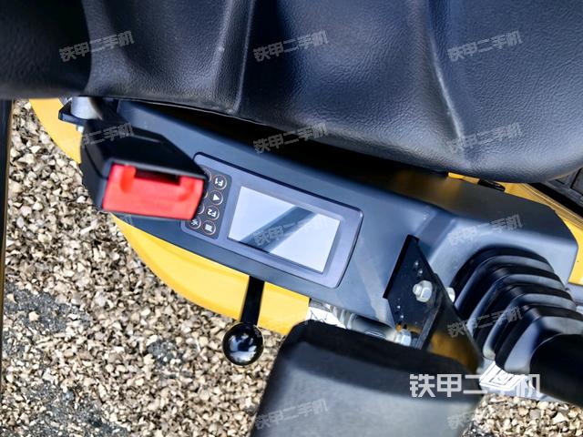 座椅右側(cè)控制臺(tái)/鑰匙門/油門/含右手柄（駕駛室部分）