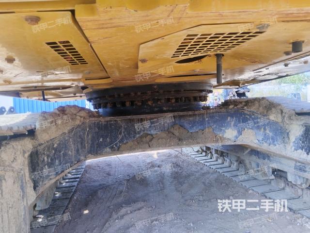 轉(zhuǎn)盤(pán)和下車架正前(工作和回轉(zhuǎn)裝置) 轉(zhuǎn)盤(pán)和下車架正前(工作和回轉(zhuǎn)裝置)