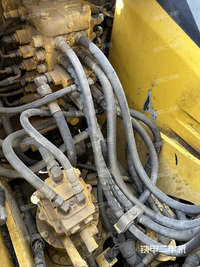 回轉(zhuǎn)馬達(dá)和主控閥（整機(jī)外觀）