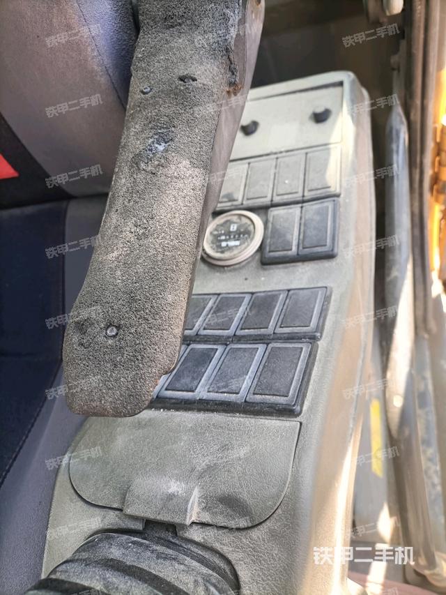 座椅左側(cè)控制臺/音響/含左手柄（駕駛室部分）