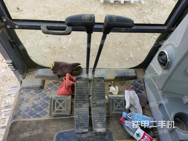 行走控制手柄和踏板 俯拍（驾驶室部分）