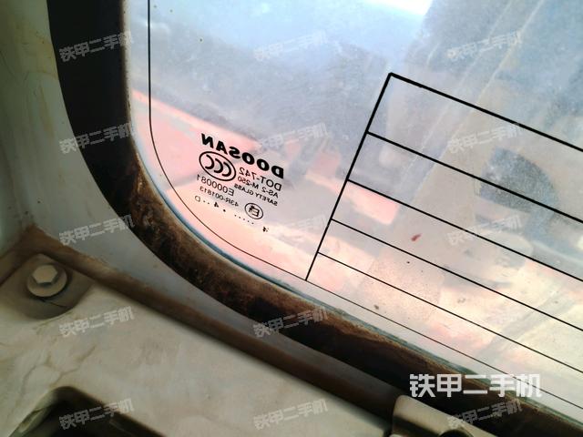 后窗玻璃角標（駕駛室部分）