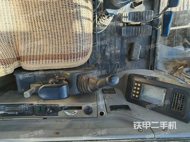 回轉(zhuǎn)馬達(dá)和主控閥(整機(jī)外觀) 回轉(zhuǎn)馬達(dá)和主控閥(整機(jī)外觀)