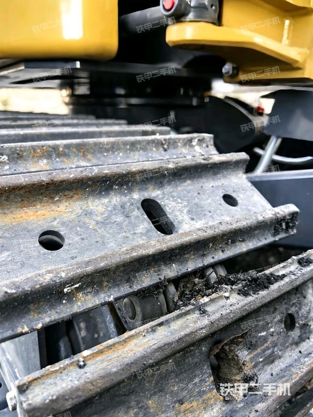 轉(zhuǎn)盤和下車架正前（工作和回轉(zhuǎn)裝置）