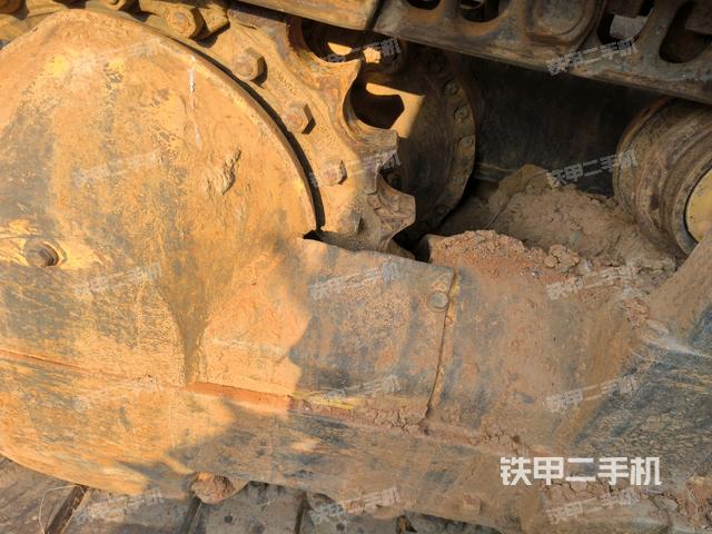 左側(cè)履帶全景（推土機(jī)底盤及工作裝置）