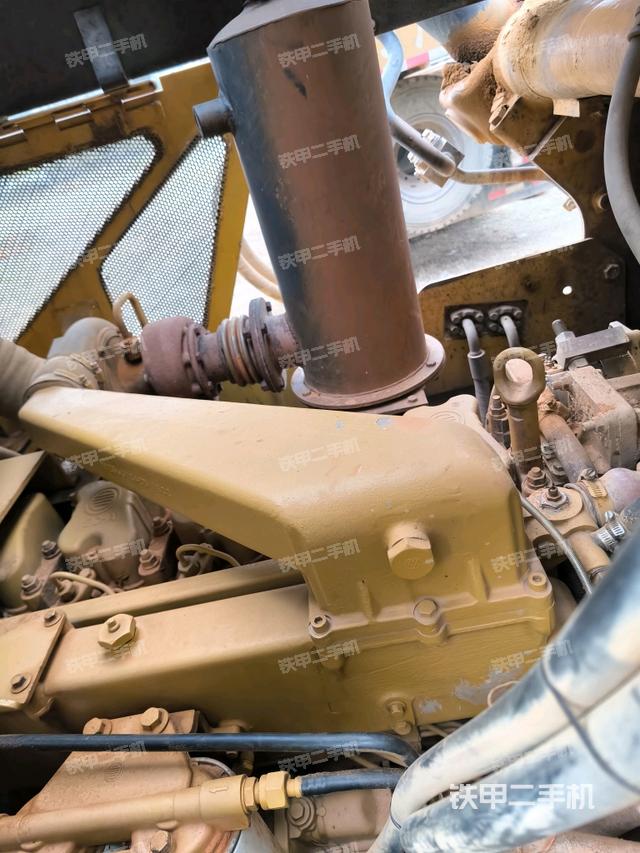 發(fā)動機左側(cè)全景（推土機發(fā)動機艙）