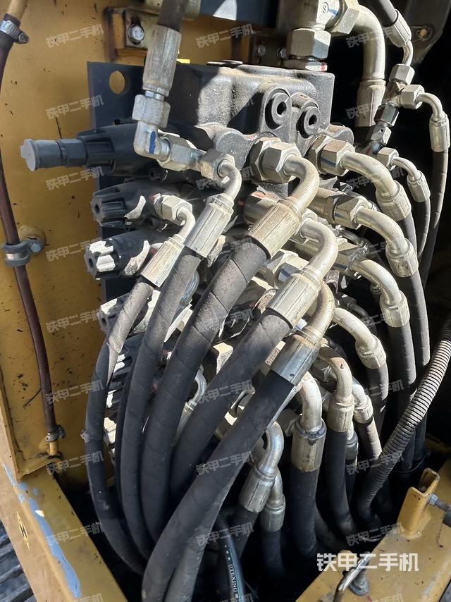 回轉(zhuǎn)馬達(dá)和主控閥（整機(jī)外觀）