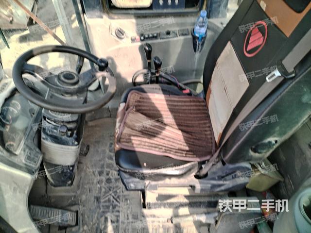 駕駛室內(nèi)部(駕駛室部分) 駕駛室內(nèi)部(駕駛室部分)