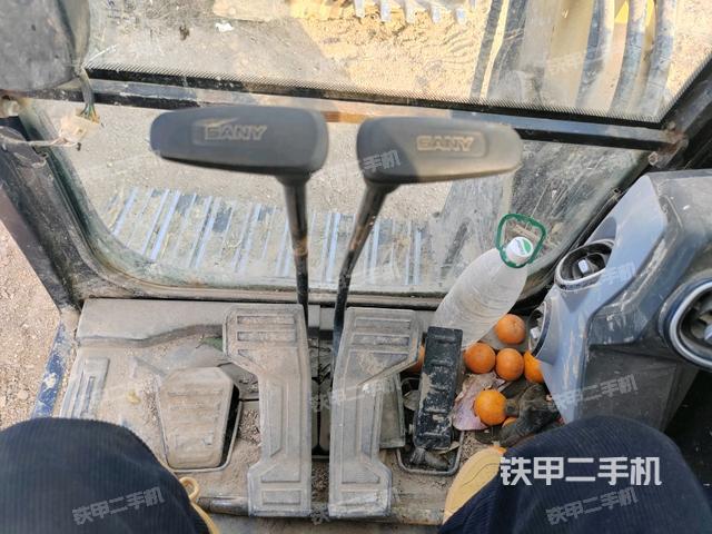 行走控制手柄和踏板?俯拍(駕駛室部分) 行走控制手柄和踏板?俯拍(駕駛室部分)