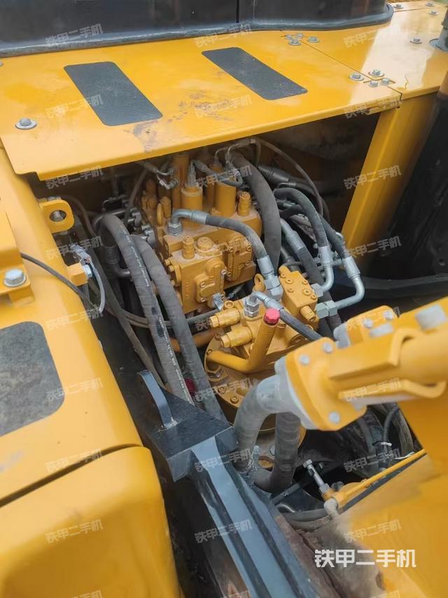 回轉(zhuǎn)馬達(dá)和主控閥（整機(jī)外觀）