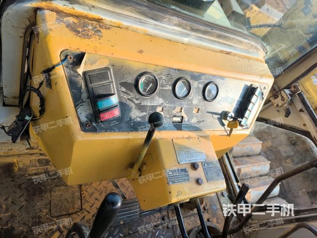 駕駛室右側(cè)全景照(推土機(jī)駕駛室) 駕駛室右側(cè)全景照(推土機(jī)駕駛室)