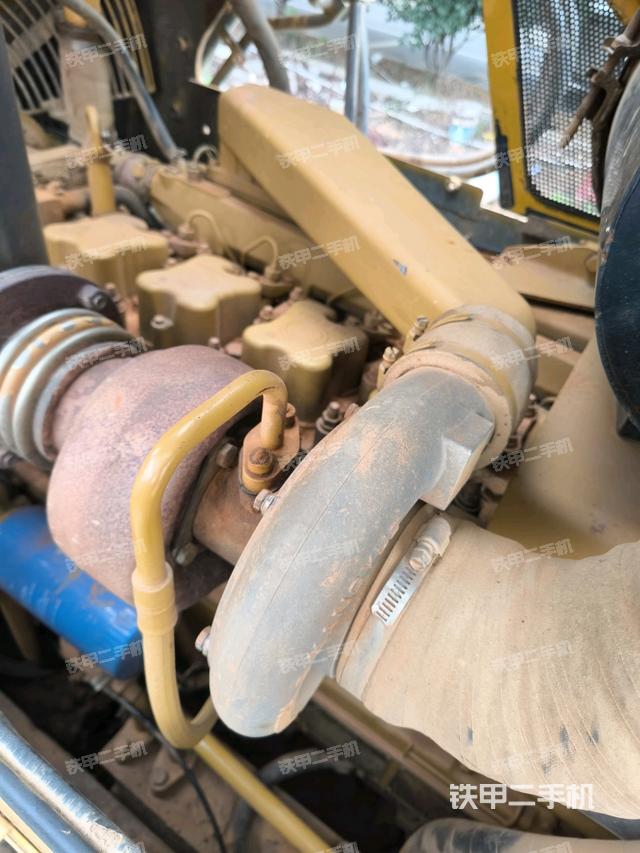 發(fā)動機右側(cè)全景（推土機發(fā)動機艙）