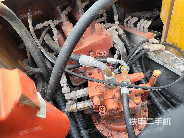 回转马达和主控阀（整机外观）