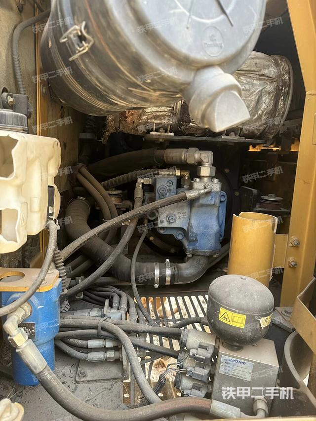 液压泵舱室正面整体（整机外观）